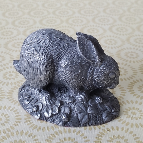 Vintage Pewter Rabbit Figurine Amazing Detail Red Felt & Maker's Mark on Bottom - Picture 3 of 8